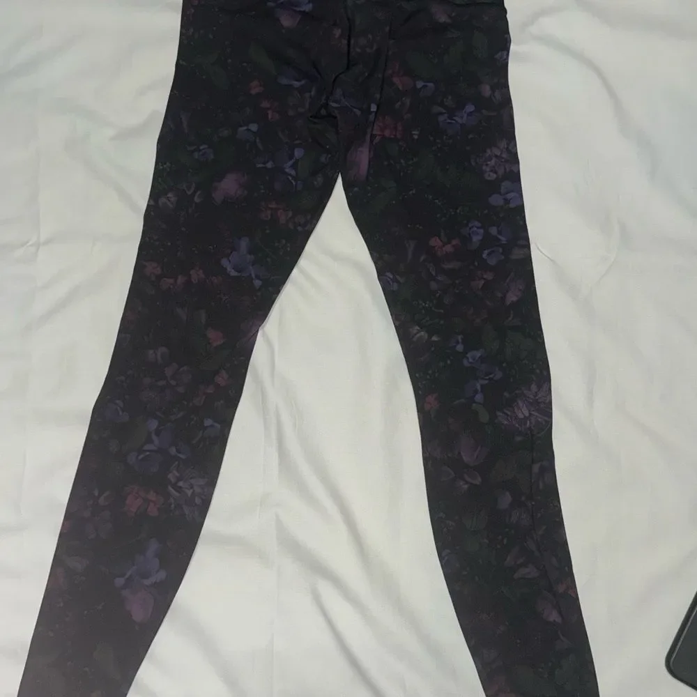 Lululemon size 6 26in Frozen Flourish Multi